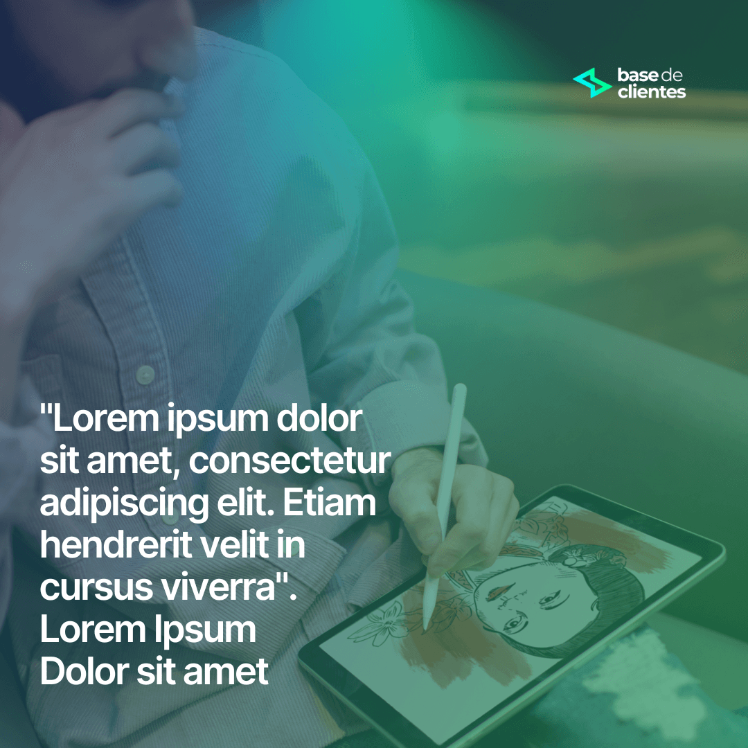 Profissional de escola ou curso usando a Base de Clientes