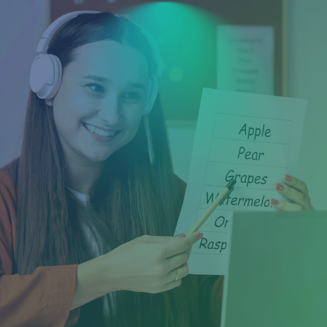 Aluna com fone de ouvido em aula de inglês