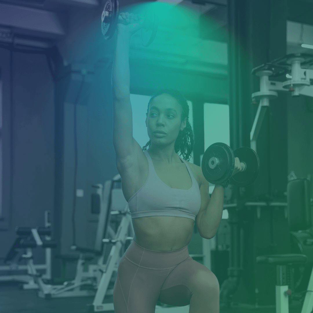 Aluna de academia treinando